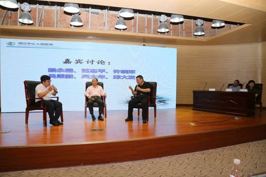 嘉宾们正在讨论