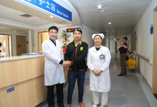 眼科为近视高达1400度的19岁青年施行“有晶体眼后房屈光晶体植入术”，为粤西首例，这项医学技术填补了超高度近视矫正技术的空白