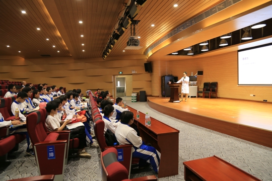 医生正在给学生讲授医疗急救知识（翁冬宁摄）