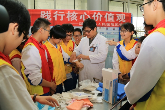 医生在给学生示范急救手部包扎（翁冬宁摄）