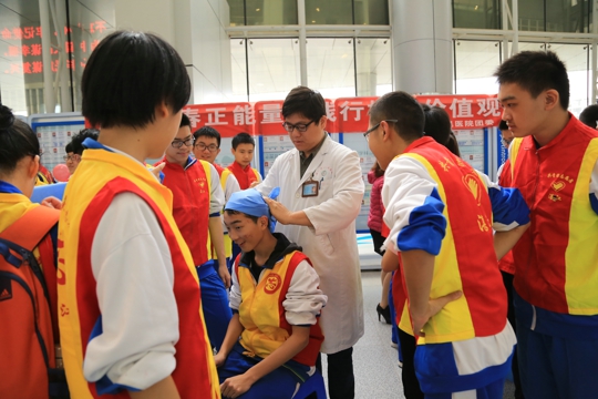 医生在给学生示范急救头部包扎（翁冬宁摄）