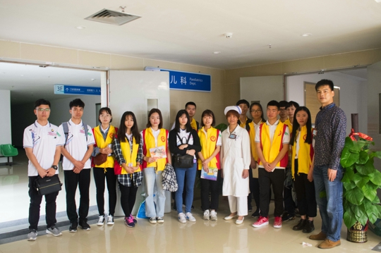 志愿者在儿科住院部合影