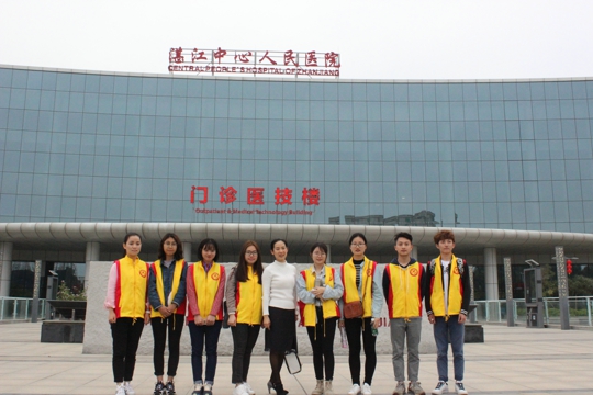志愿者在我院南门合影