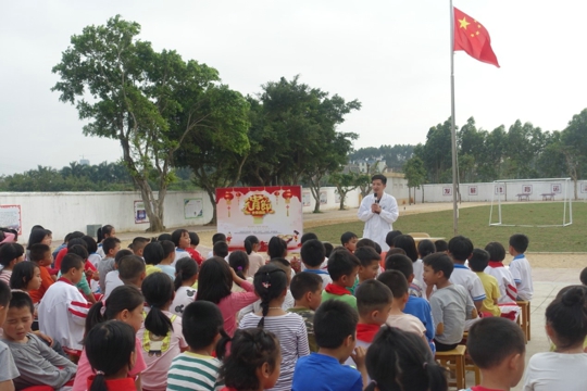 陈俊先医生正在宣教《吸烟与青少年的健康-二手烟的危害》知识