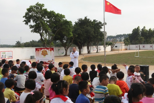 黄祖烽医生正在宣教《远离炮竹，保护视力》知识