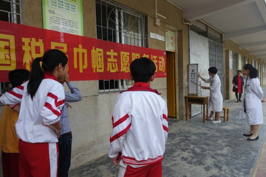 为小朋友进行视力检查