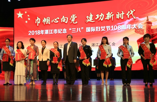 我院ICU护长（左三）在台上领奖（黄?蜕悖?