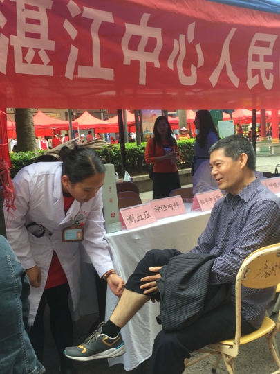 医生体格检查（陈蔚攀摄）