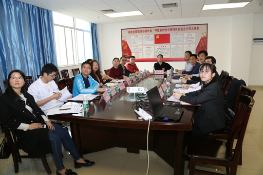 市直团干们认真观看述职报告