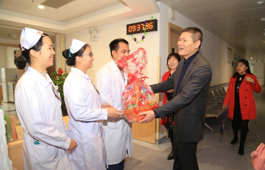 杨院长慰问春节值班的一线医务人员（翁冬宁摄）