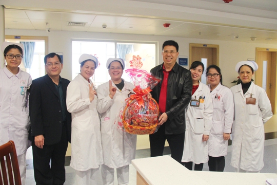 陈志辉书记慰问春节值班的一线医务人员（黄?蜕悖?