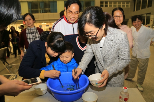 夹珠子（翁冬宁摄）