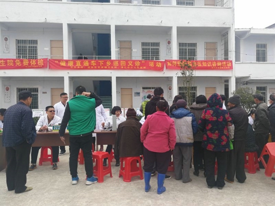 义诊现场人头涌涌（刘丽宇摄）