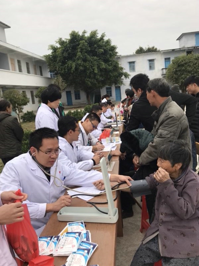 群众排队咨询（刘丽宇摄）