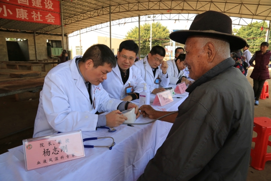 院领导亲自为群众坐诊