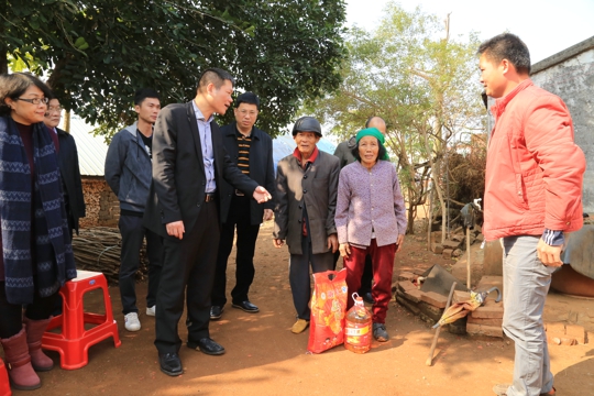 院长杨志刚、党委书记陈志辉带队到贫困户家中慰问