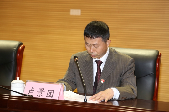 市组织部副部长卢景团宣读杨志刚院长任职文件（陈琪伟摄）