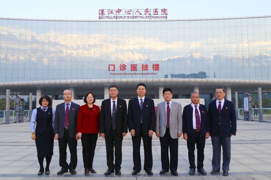 医院新一届领导班子成员合影（陈琪伟摄）