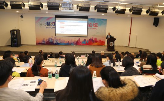 徐力教授在会上进行经验交流