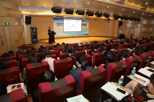 专家正在讲课（翁冬宁摄）