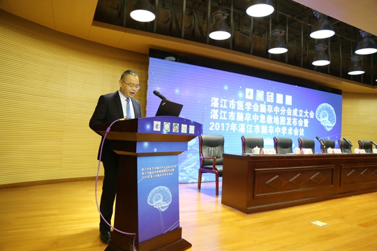 徐力教授正在讲话