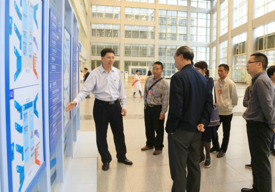 陈志辉书记正在向代表们介绍我院新院布局设计