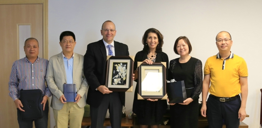 双方友好互赠（翁冬宁摄）