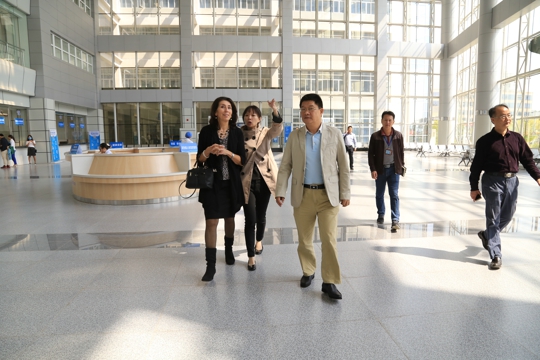 专家们正在参观我院（翁冬宁摄）