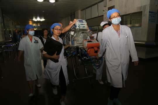 凌晨，新生儿科正在转送患儿