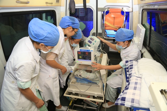 医护人员全程护送，确保患儿安全