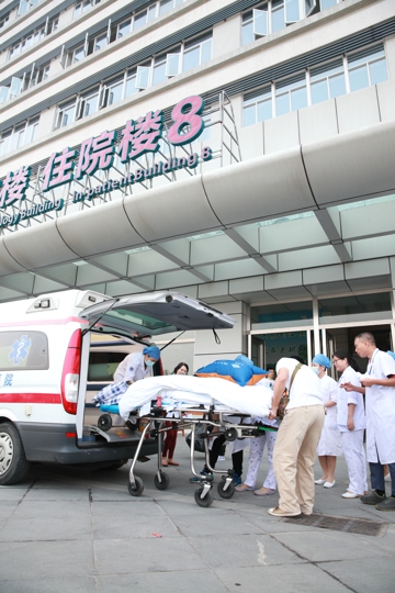 病人被安全转送到新院