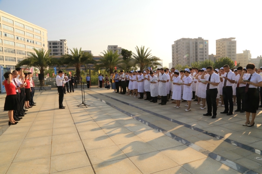 医护人员代表宣誓（翁冬宁摄）