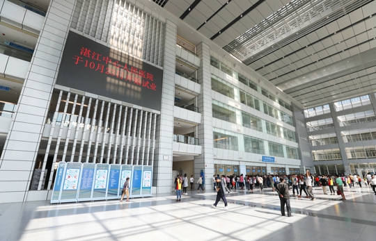 就诊群众秩序井然（吴志恒摄）