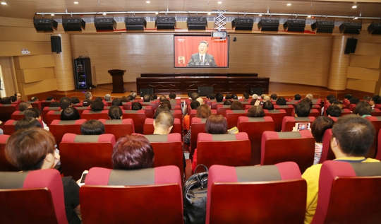 院领导与干部职工收看十九大（翁冬宁摄）