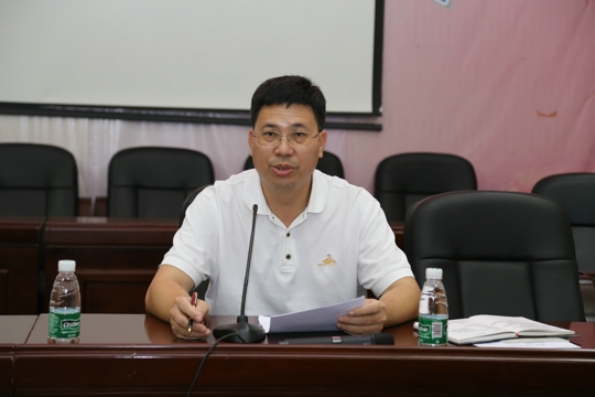 陈志辉书记在会上介绍新院情况（翁冬宁摄）