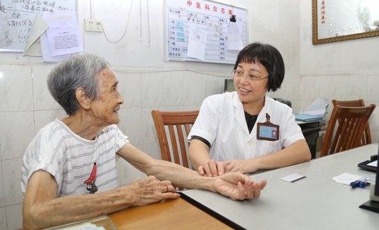 中医科戴兆燕主任病区为病人把脉