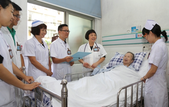 中医科戴兆燕主任在查房