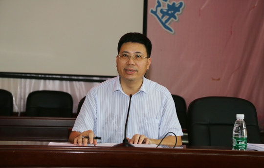 陈志辉书记在大会上传达市十三次会议精神（翁冬宁摄）