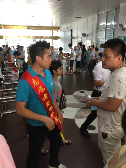 志愿者倾听病人需求