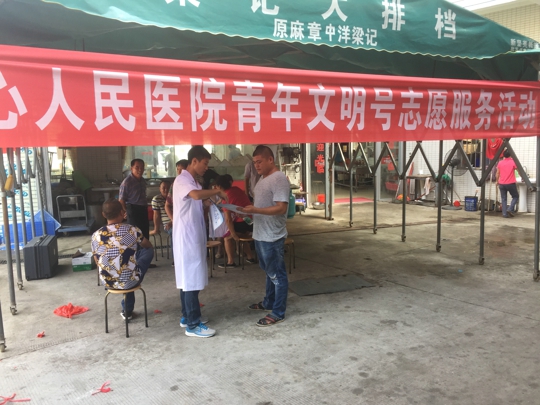 志愿者们在宣传《魅力中国城》投票活动（陈蔚攀摄）