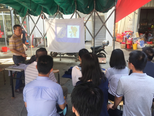 活动现场姚为学主任在进行健康教育讲座（陈蔚攀摄）