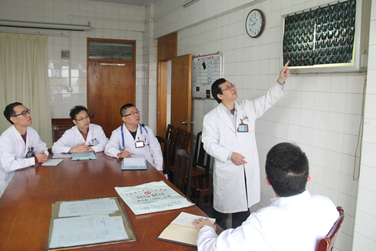 李志丹主任组织术前讨论（陈琪玮摄）