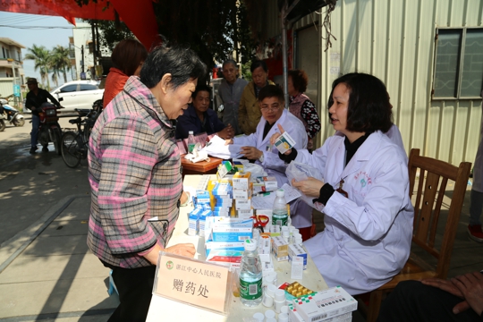 免费赠药（翁冬宁摄）