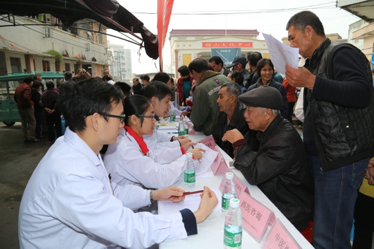 义诊现场人头涌涌（翁冬宁摄）