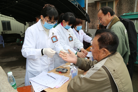 医务人员免费为群众测血脂（翁冬宁摄）