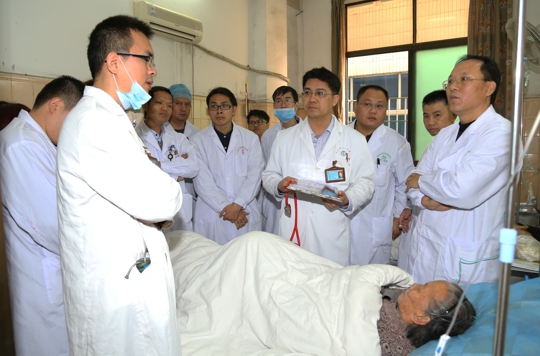 湛江中心人民医院医生（左2和右4）在社区总院院进行教学查房（翁冬宁摄）