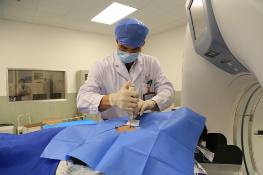 黄广医生通过CT引导下经皮肺穿刺活检术采集标本