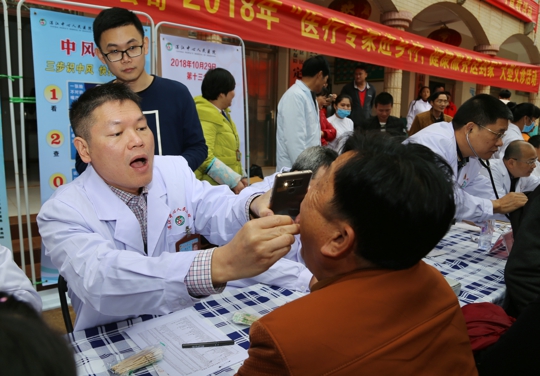 杨志刚院长为当地群众诊病
