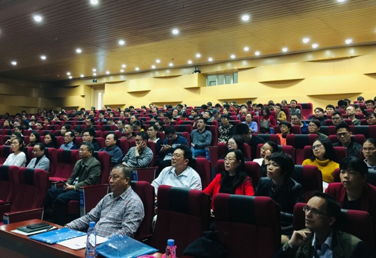 与会人员聚精会神地听课。（陈爱 摄）