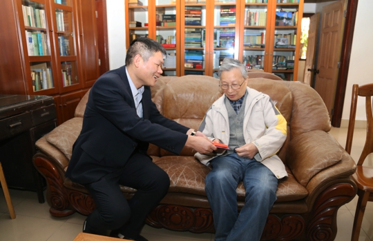 杨院长慰问老干部